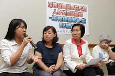 科技公司經理、法輪功學員鍾鼎邦,進入中國被拘禁,他的女兒鍾愛(左起)及家人2日由國民黨立委徐欣瑩(左3)陪同召開記者會,呼籲政府緊急救援。