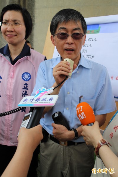 環保署長魏國彥(右)向新竹縣的鄉親保證,行政一體且有延續性,該署會持續監督友達、華映兩廠在限期內完成廢水零排放工程。(記者黃美珠攝)