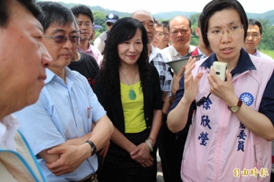 新竹縣籍立委徐欣瑩(右)今天中午邀請環保署長魏國彥(左二)實際勘查霄裡溪和鳳山溪匯流處,且了解水公司的取水所在。(記者黃美珠攝)