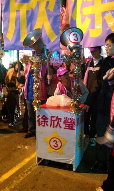2011-12-29竹東掃街--這是神奇的行動卡拉車。有輪子、有剎車、有廣播器、還有置物櫃。可以一個人推著車,隨時就站上去開講。 (編按:我們的道具組是什麼天才下凡嗎...)