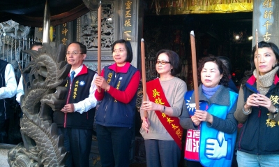 2011-12-28陪同吳敦義院長夫人到橫山鄉國王宮參拜,拜票