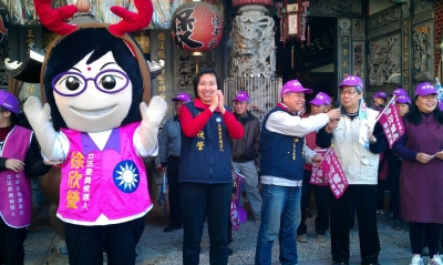 2011-12-28欣瑩帶著欣瑩娃娃到橫山村國王宮真情拜票,受到鄉親熱情歡迎