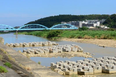 鳳山溪下游河道淺、窄，大雨來臨時恐潰堤