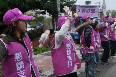 欣瑩號到了定點，青年義工們下車跳起清新活力的舞蹈