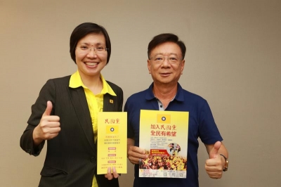 民國黨13日發布新聞稿表示,聯華電子榮譽副董事長宣 明智(右)日前在一私人聚會場合宣布加入民國黨。黨 主席徐欣瑩(左)歡迎他與更多科技企業人士從國家經 濟發展角度,提出有效政策建言。(民國黨提供) 中央社記者曾盈瑜傳真 104年8月13日