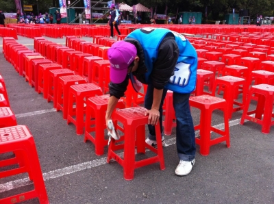 16:30剛剛飄了一點雨，義工正一張張把椅子擦乾