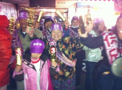 2011-12-29竹東掃街--可愛盡在不言中的阿嬤,看到鏡頭還特別大力揮手說:徐欣瑩加油