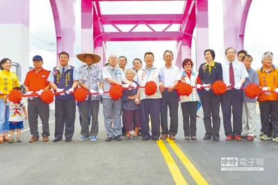 新竹縣連接竹科與竹北高鐵地區的「興隆大橋」15日熱鬧通車,未來將打通兩地的交通瓶頸。(陳育賢攝)