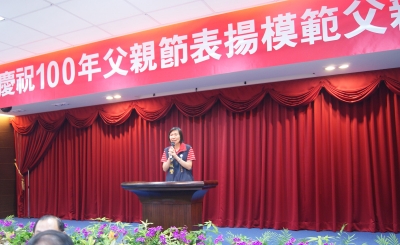徐欣瑩致詞感恩父親們的辛勞