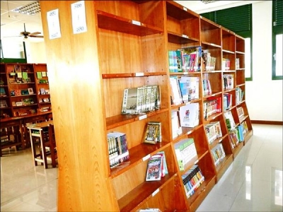 十興國小圖書館用的書櫃是別人的報廢品,空空蕩蕩的書櫃上,確實有待充實各類圖書。(記者黃美珠攝)